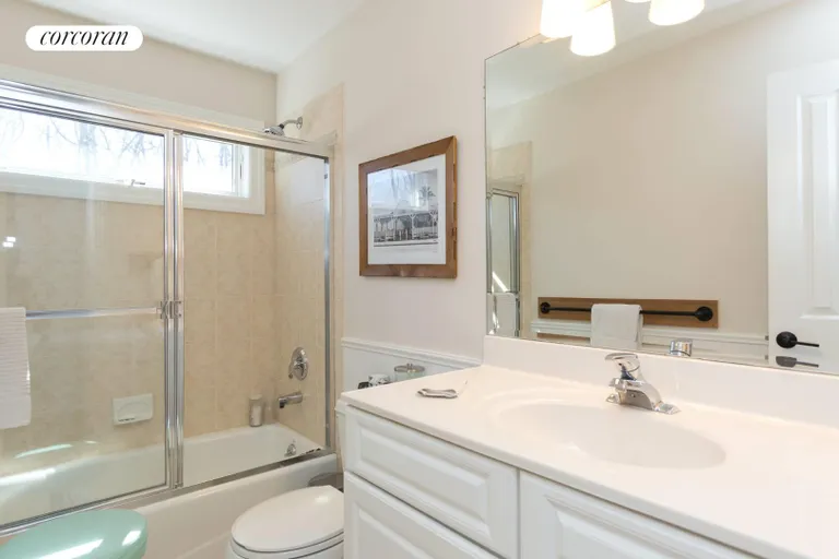 New York City Real Estate | View 21 Cove Neck Lane | Upstairs shared full bathroom | View 10