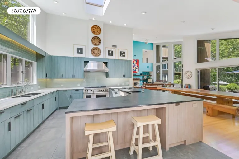 The Hamptons Real Estate | View 8 Kettle Court | room 6 | View 7