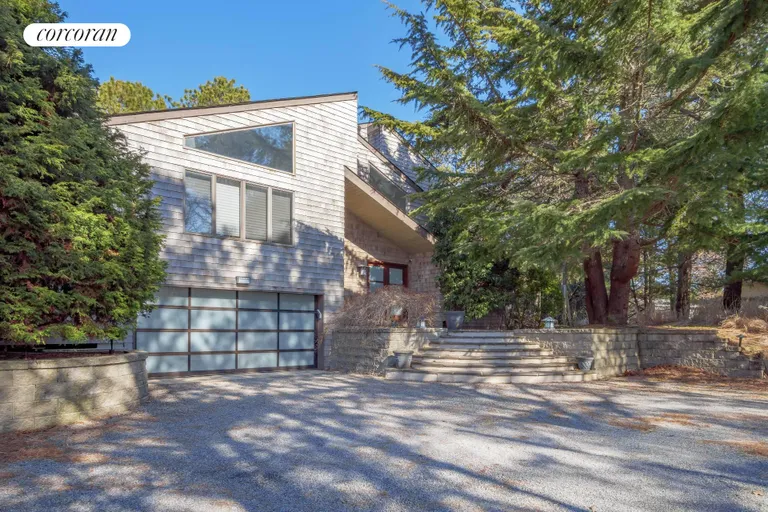 The Hamptons Real Estate | View 25 Blackwatch Court | Beautiful Contemporary Home | View 4