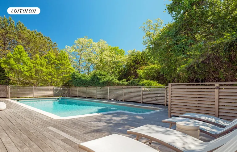 The Hamptons Real Estate | View 25 Blackwatch Court | So Many Lounge Areas | View 6