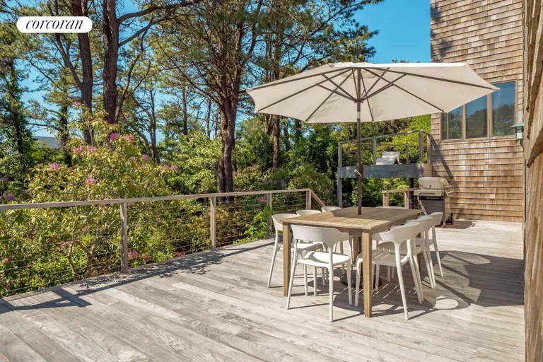The Hamptons Real Estate | View 25 Blackwatch Court | Outdoor Dining & Large Weber BBQ | View 22