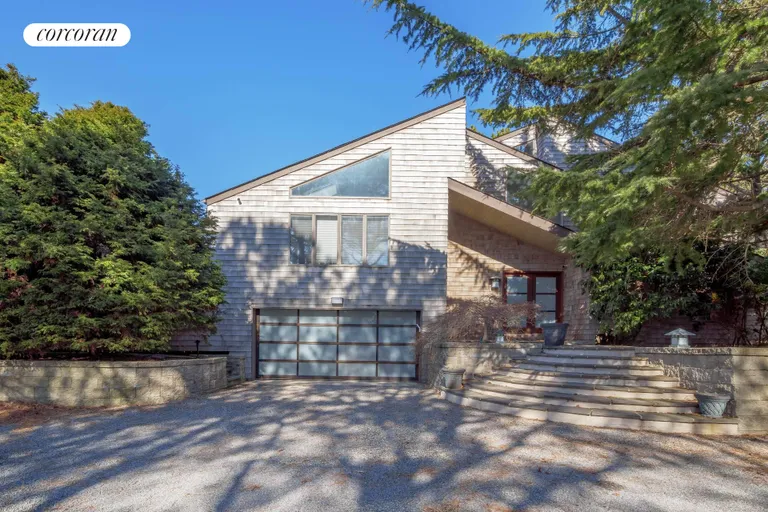 The Hamptons Real Estate | View 25 Blackwatch Court | Minutes to Village & Beaches | View 26