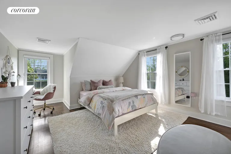 New York City Real Estate | View 154 South Road | room 13 | View 14