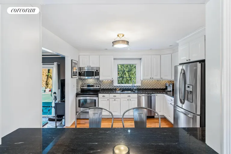 New York City Real Estate | View 6 Heather Drive | Eat-in-Kitchen with Bar Top | View 10