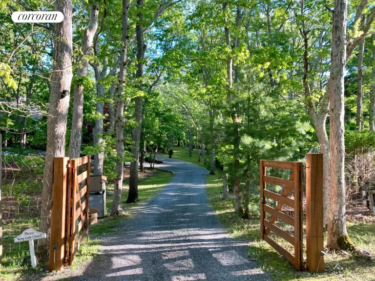The Hamptons Real Estate | View 27 Ely Brook Road | room 1 | View 2