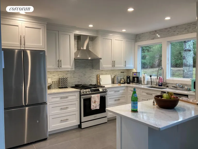 The Hamptons Real Estate | View 27 Ely Brook Road | room 2 | View 3