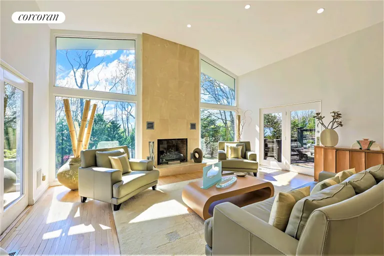 The Hamptons Real Estate | View 1 Carver Street | 3 Beds, 3 Baths | View 1