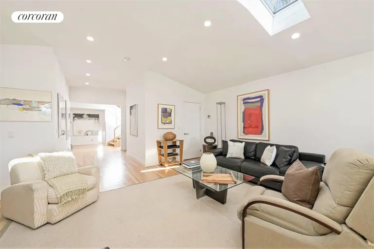 The Hamptons Real Estate | View 1 Carver Street | room 4 | View 5