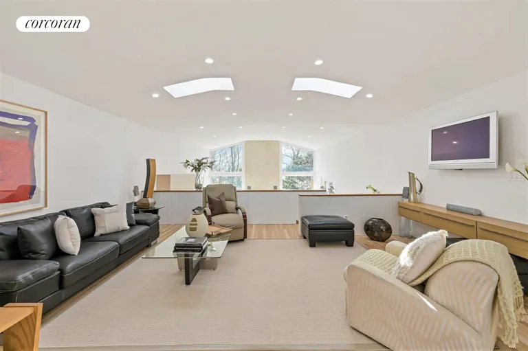 The Hamptons Real Estate | View 1 Carver Street | room 5 | View 6