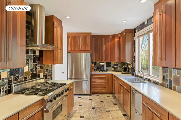 The Hamptons Real Estate | View 1 Carver Street | room 6 | View 7