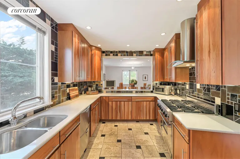 The Hamptons Real Estate | View 1 Carver Street | room 7 | View 8