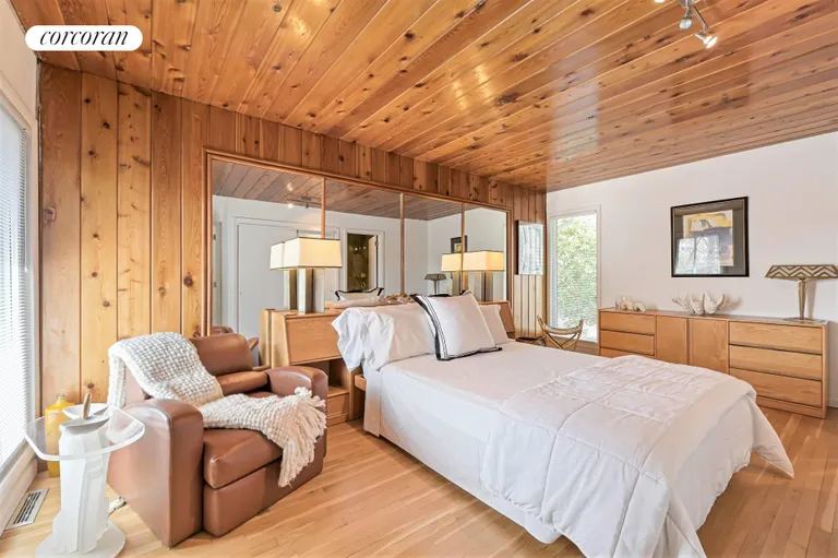 The Hamptons Real Estate | View 1 Carver Street | room 12 | View 13