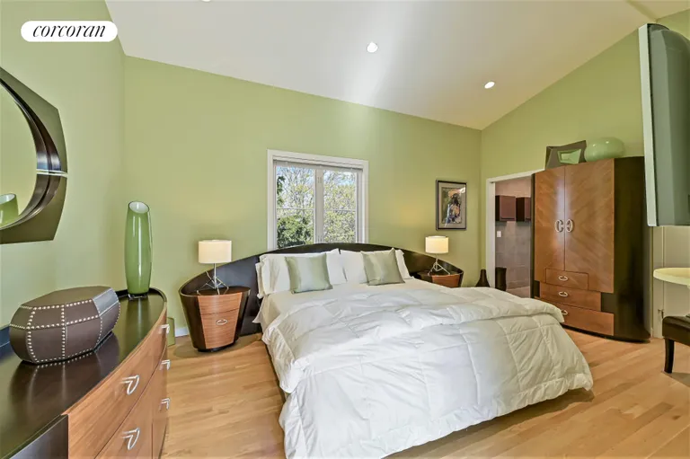 The Hamptons Real Estate | View 1 Carver Street | room 14 | View 15