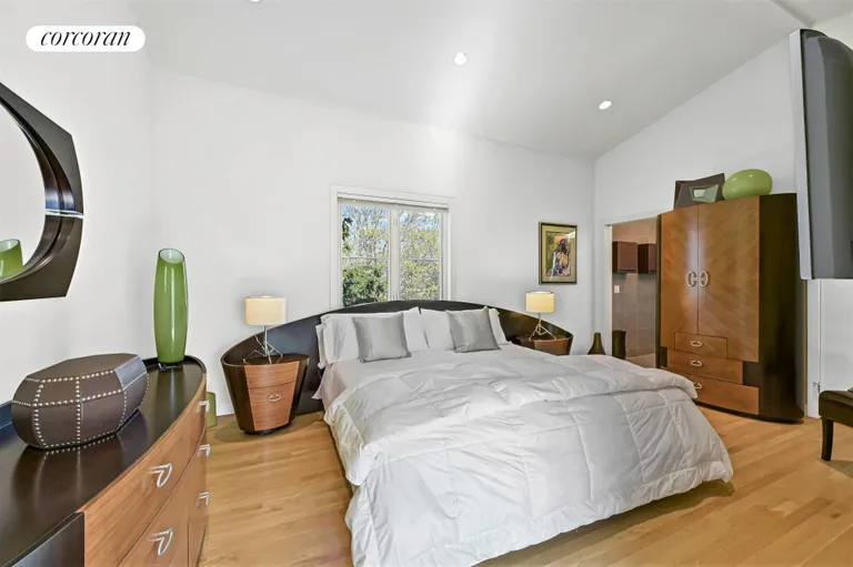 The Hamptons Real Estate | View 1 Carver Street | room 15 | View 16