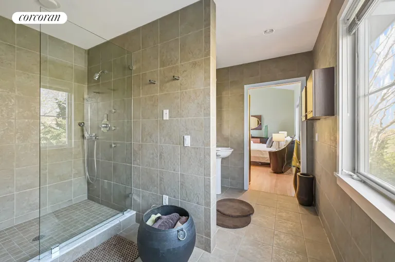 The Hamptons Real Estate | View 1 Carver Street | room 17 | View 18