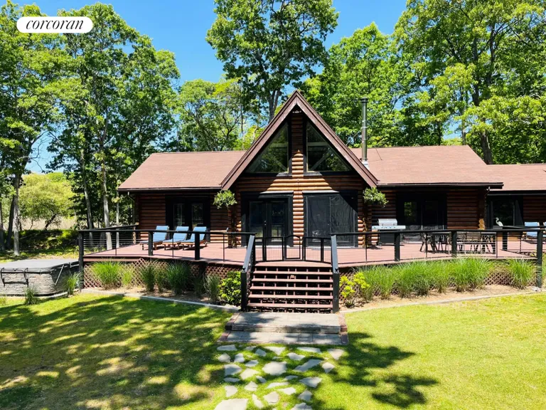 The Hamptons Real Estate | View 1710 Gull Pond Lane | 4 Beds, 2 Baths | View 1