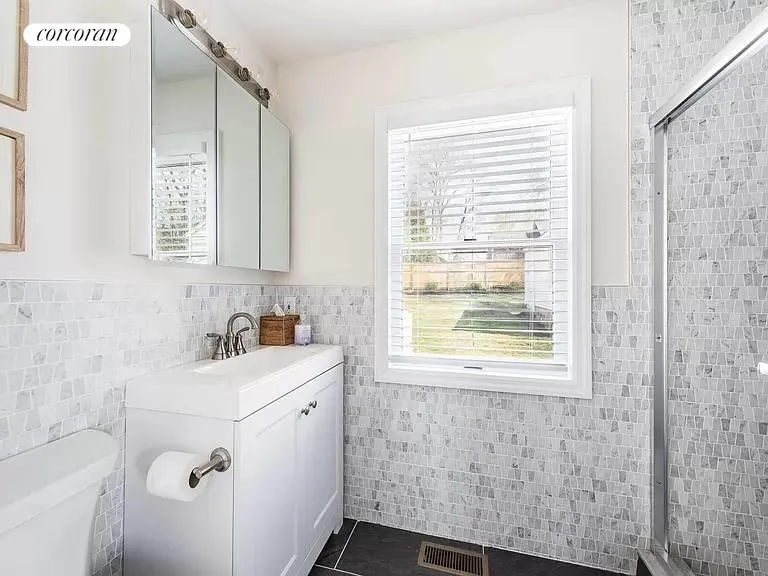 New York City Real Estate | View 2 Bay View Drive West | Ensuite Primary Bathroom, First Floor | View 8