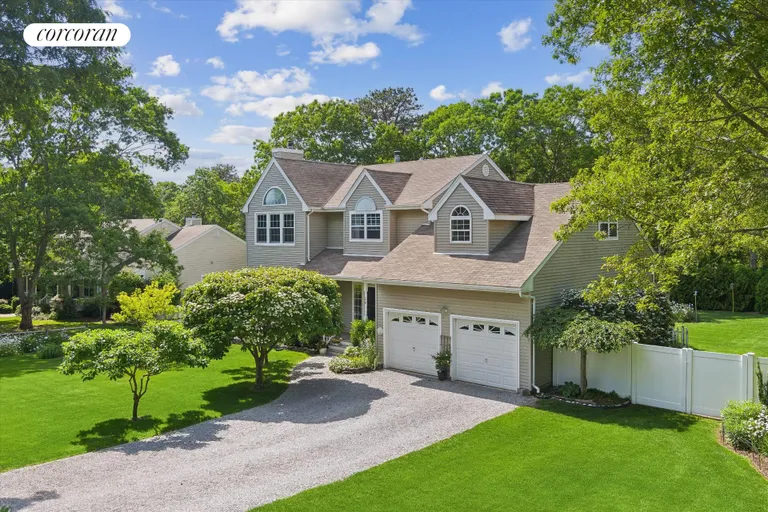The Hamptons Real Estate | View 29 Hollow Lane | 4 Beds, 2 Baths | View 1