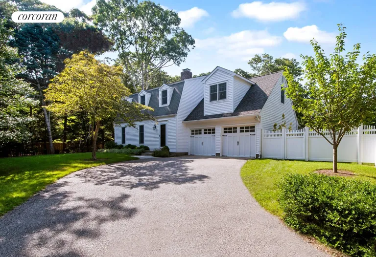 The Hamptons Real Estate | View 8 Harvest Lane | 4 Beds, 2 Baths | View 1