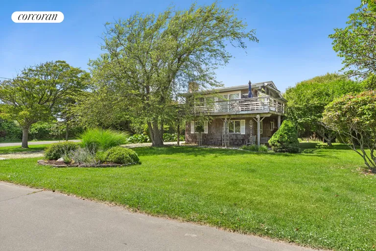 The Hamptons Real Estate | View 50 Agnew Avenue | room 1 | View 2