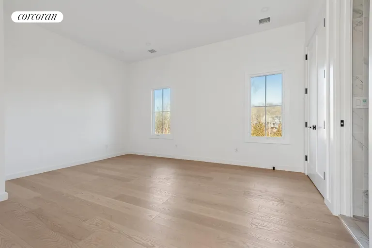 The Hamptons Real Estate | View 25 Margaret Drive | room 22 | View 23