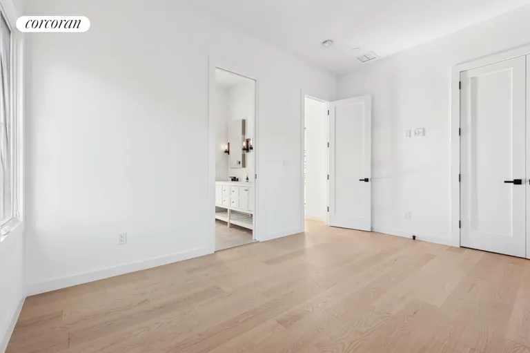 The Hamptons Real Estate | View 25 Margaret Drive | room 24 | View 25
