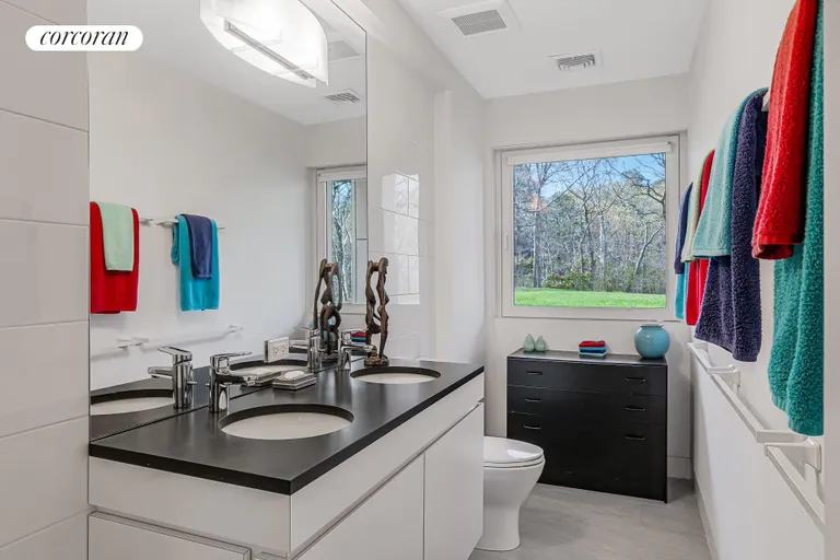 The Hamptons Real Estate | View 454 Broadway | room 16 | View 17
