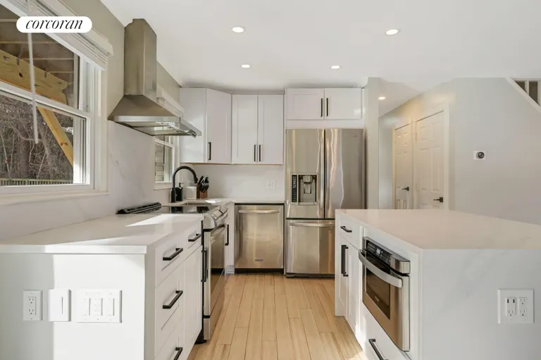 The Hamptons Real Estate | View 36 Charla Drive | Fully Updated Kitchen | View 11