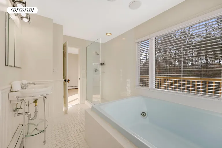 The Hamptons Real Estate | View 36 Charla Drive | Primary Bathroom | View 15