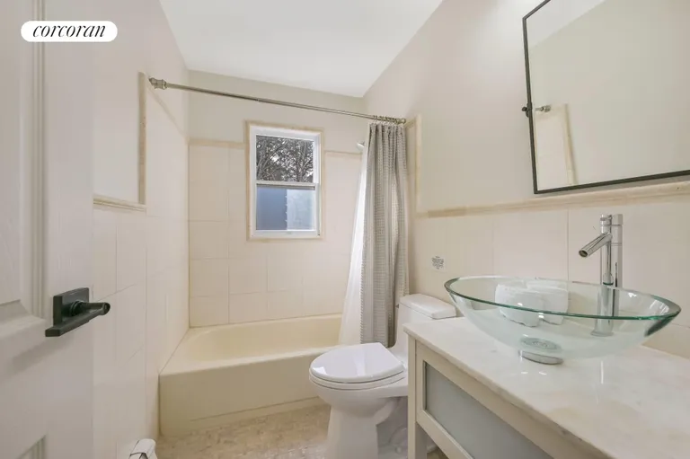 The Hamptons Real Estate | View 36 Charla Drive | Full Bathroom | View 17