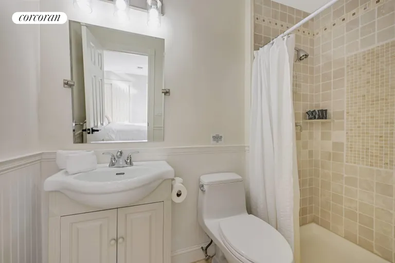 The Hamptons Real Estate | View 36 Charla Drive | Full Bathroom | View 21