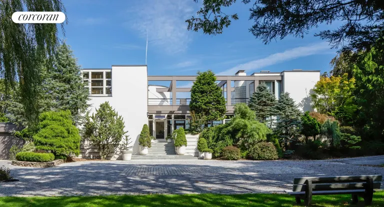 The Hamptons Real Estate | View 54 Broadview Road | 4 Beds, 4 Baths | View 1