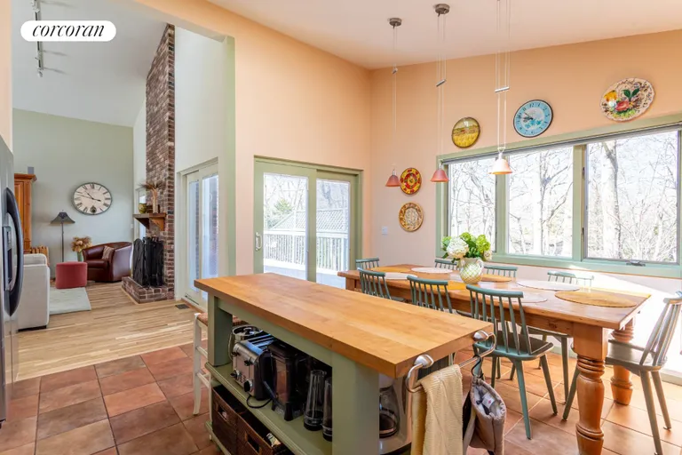 New York City Real Estate | View 118 Sycamore Drive | Eat in kitchen | View 8