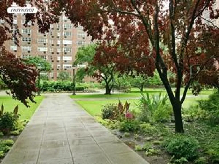 New York City Real Estate | View 30 West 60th Street, 14B | huge manicured garden for residents | View 4