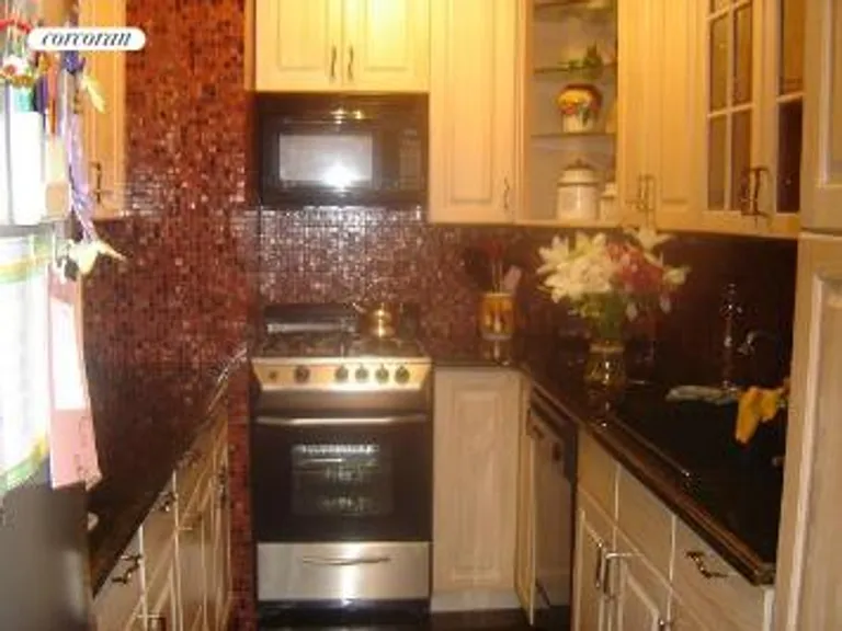 New York City Real Estate | View 301 East 79th Street, 32N | Stunning Kitchen | View 2