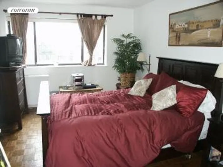 New York City Real Estate | View 225 East 86th Street, 805 | Big Bedroom | View 3