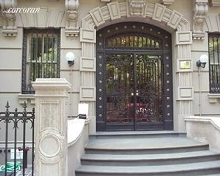 New York City Real Estate | View 22 East 82nd Street, 3 | room 1 | View 2