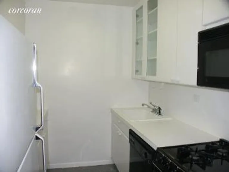 New York City Real Estate | View 392 Central Park West, 3G | Fully equipped kitchen | View 2