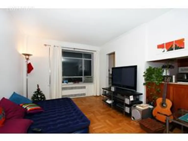 New York City Real Estate | View 100 Remsen Street, 2J | 2 Beds, 1 Bath | View 1