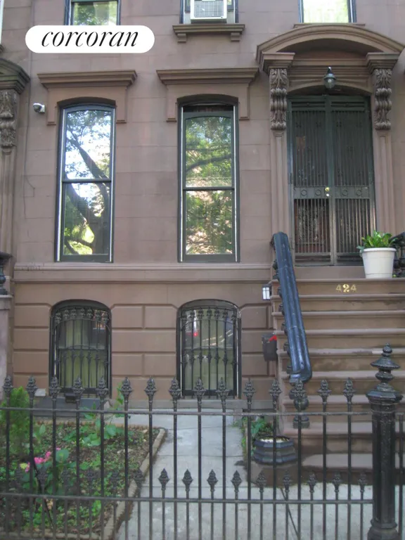 New York City Real Estate | View 424 Vanderbilt Avenue, #3 | 2 Beds, 1 Bath | View 1