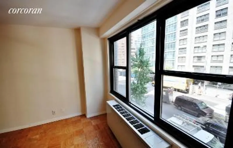 New York City Real Estate | View 220 East 57th Street, 3E | room 2 | View 3