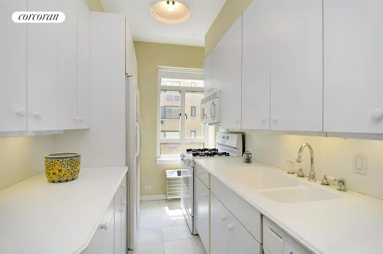 New York City Real Estate | View 870 Fifth Avenue, 10D | Kitchen | View 3