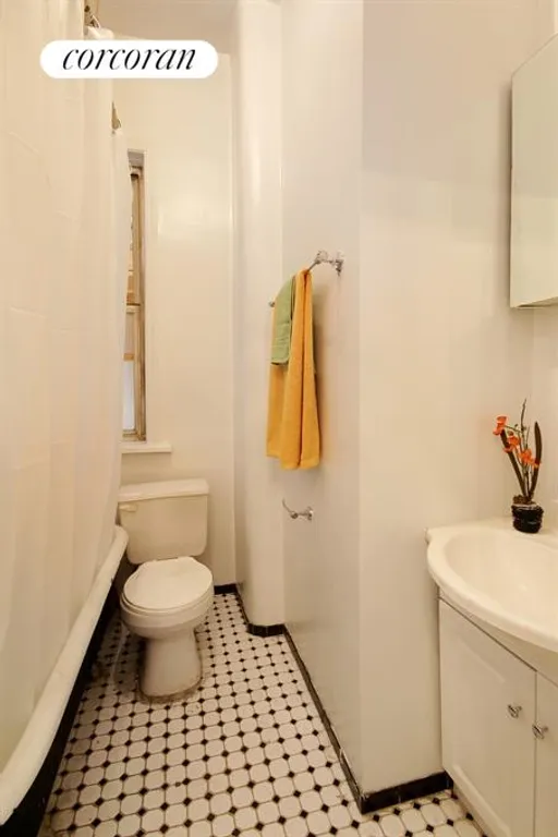 New York City Real Estate | View 325 West 11th Street, 2R | Bathroom | View 5