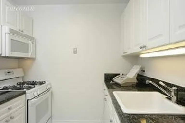 New York City Real Estate | View 404 East 76th Street, 6M | room 2 | View 3