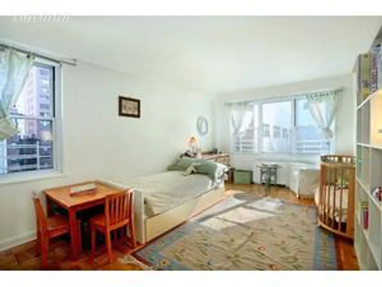 New York City Real Estate | View 150 East 61st Street, 8H | room 2 | View 3