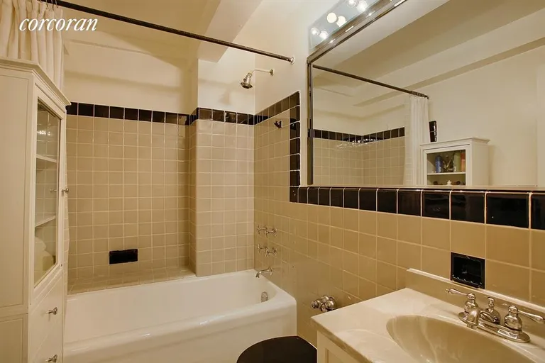 New York City Real Estate | View 200 West 20th Street, 901 | Bathroom | View 4