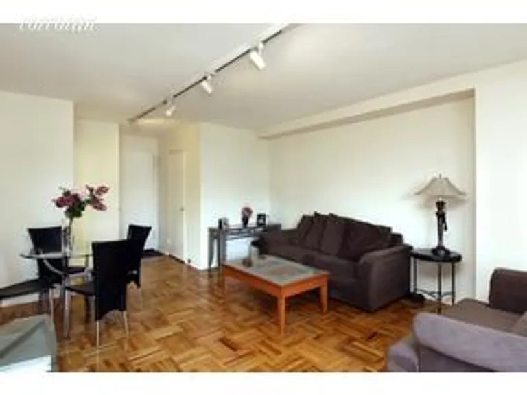 New York City Real Estate | View 200 East 74th Street, 16G | room 1 | View 2