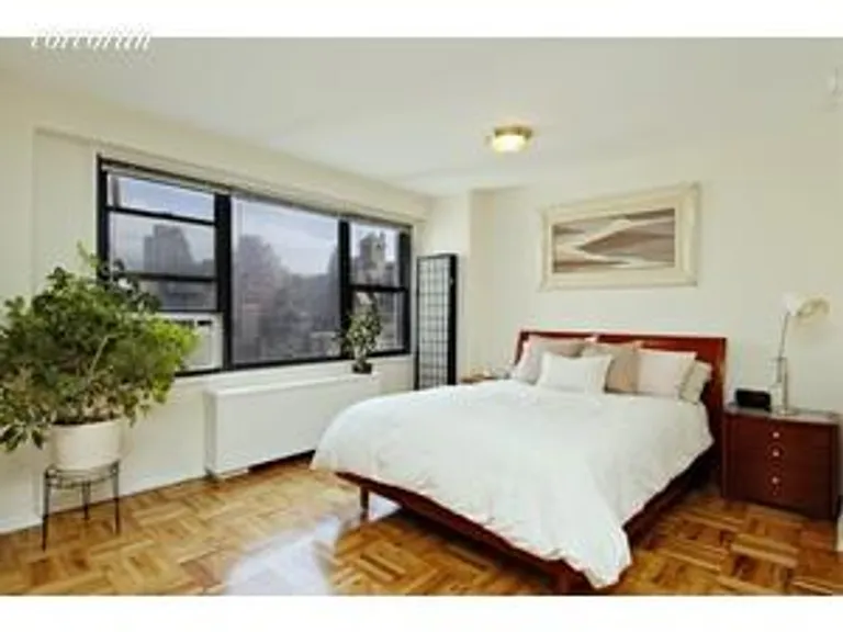 New York City Real Estate | View 200 East 74th Street, 16G | room 2 | View 3