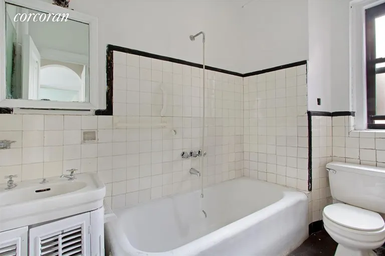 New York City Real Estate | View 210 Sixth Avenue, 3A | Bathroom | View 4