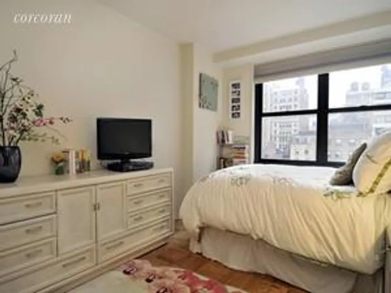 New York City Real Estate | View 7 East 14th Street, 930 | room 3 | View 4